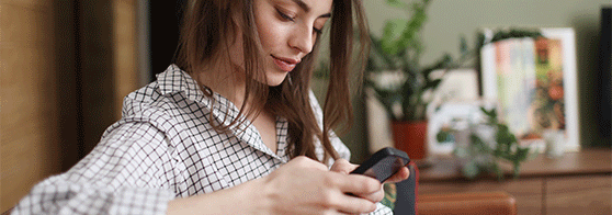 une femme qui est sur son téléphone