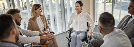 Femme en fauteuil roulant lors d'un réunion