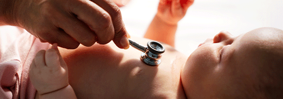 Médecin qui écoute respiration d'un bébé