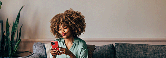 Femme sur son téléphone